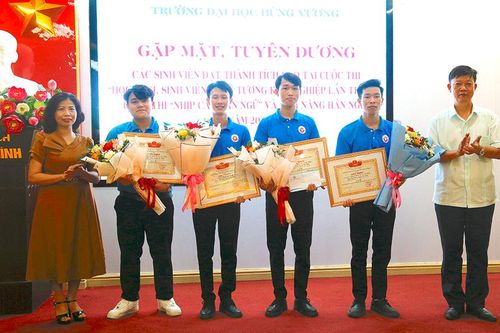 Trường Đại học Hùng Vương gặp mặt, tuyên dương các sinh viên đạt thành tích cao