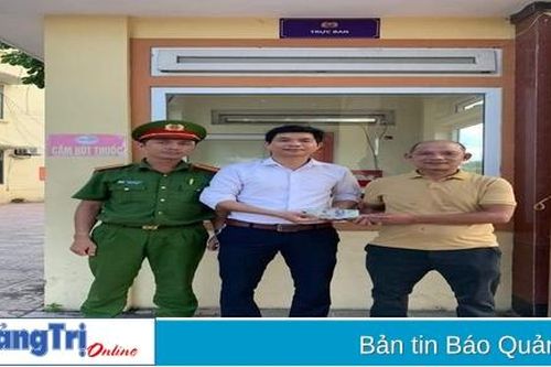 Nhặt được 50 triệu đồng ở cây ATM, anh Hồ Văn Cửu nhờ công an tìm người đánh rơi để trả lại