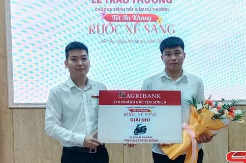Trao giải Chương trình tiết kiệm dự thưởng 'Tết an khang - Rước xế sang' cho khách hàng