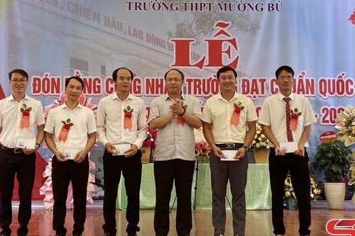Trường THPT Mường Bú đón nhận Bằng công nhận trường đạt chuẩn quốc gia mức độ 1