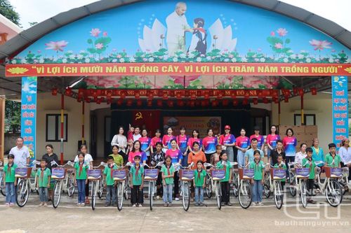 Trường Mầm non Vinschool Green Bay tặng quà trị giá hơn 600 triệu đồng tại Võ Nhai