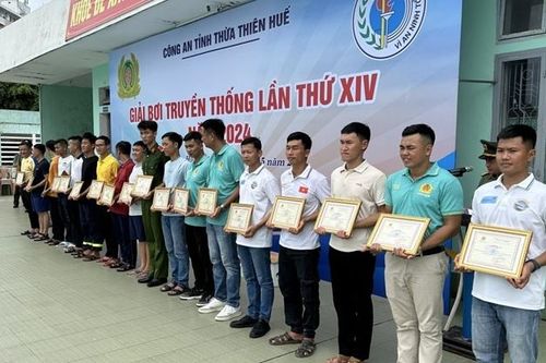 Công an TP. Huế đoạt giải Nhất toàn đoàn giải bơi truyền thống Công an tỉnh