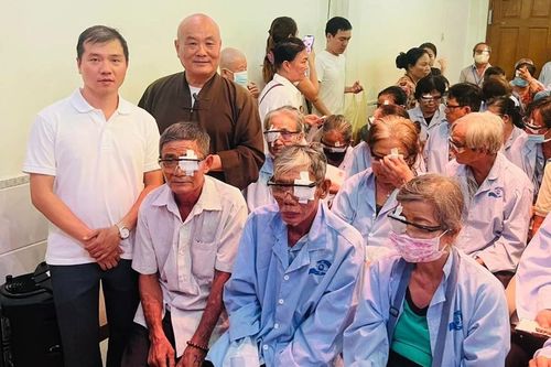 Ban Từ thiện xã hội báo Giác Ngộ tài trợ phẫu thuật mắt cho 112 bệnh nhân nghèo