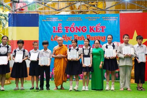 Lớp Phổ cập Trường Tiểu học Trần Quang Khải tại chùa Kỳ Quang II bế giảng năm học 2023-2024
