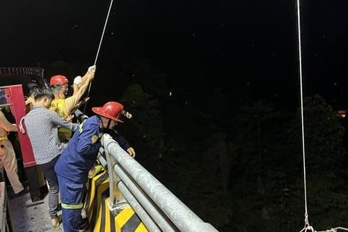 Xe tải lao xuống vực, 3 người bị thương