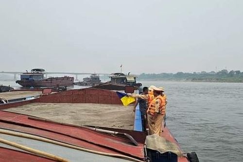 Xử lý hàng loạt vi phạm đường thủy khu vực giáp ranh Hà Nội và Phú Thọ