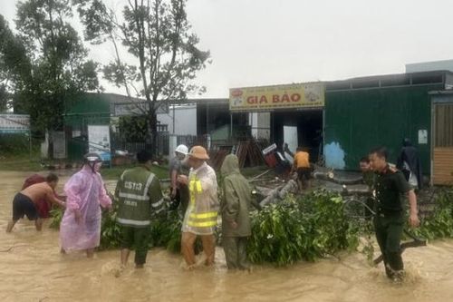 Công an Lâm Đồng dầm mưa giúp dân khắc phục hậu quả mưa lớn, lốc xoáy