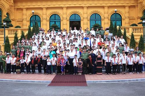 Chủ tịch nước Tô Lâm gặp mặt các cháu học sinh tiêu biểu tham dự Chương trình 'Trại hè yêu thương'