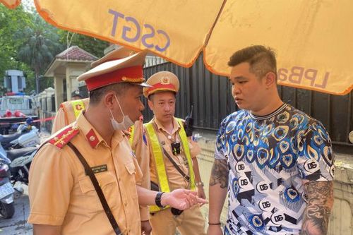 Bạn gái bị trêu chọc, nam thanh niên mang hung khí đi 'dằn mặt' đối thủ