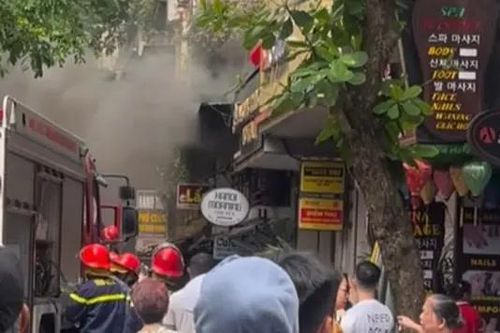 Cháy nhà hàng lẩu trên phố Hàng Hành