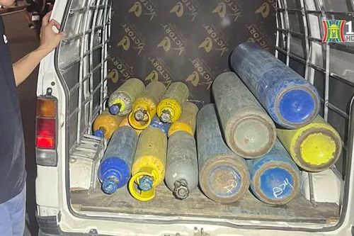 Thu giữ xe bán tải chở 15 bình khí cười
