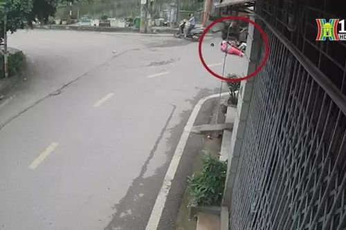Đi nhanh qua ngã tư, hai xe máy va chạm mạnh