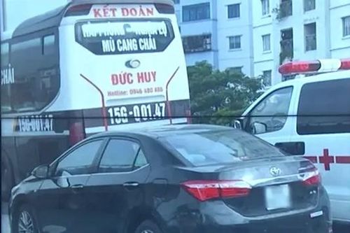 Xe khách chặn đầu xe cứu thương trên đường Vành đai 3