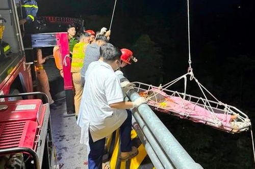 Xe tải chở mận rơi xuống vực sâu 50m khiến 3 người bị thương