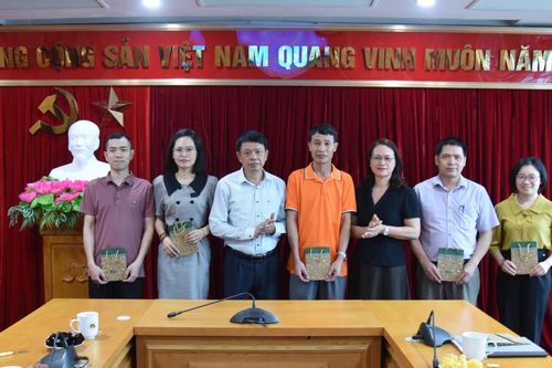Khối thi đua Công đoàn các cơ quan Đảng Tỉnh ủy thăm hỏi đoàn viên Khối thi đua bị bệnh hiểm nghèo, có hoàn cảnh khó khăn
