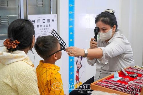 Khám sàng lọc sụp mí, lé miễn phí cho 180 trẻ em tỉnh Cà Mau