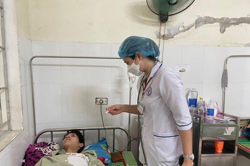 6 người nhập viện sau khi ăn bánh mì ở chợ