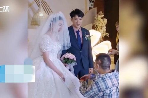 Chú rể thót tim khi phù rể bỗng quỳ gối 'cầu hôn' cô dâu trên sân khấu