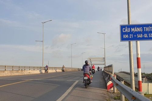 Tàu chở gần 1.000 tấn đá đâm hỏng dầm cầu nối Vĩnh Long và Trà Vinh