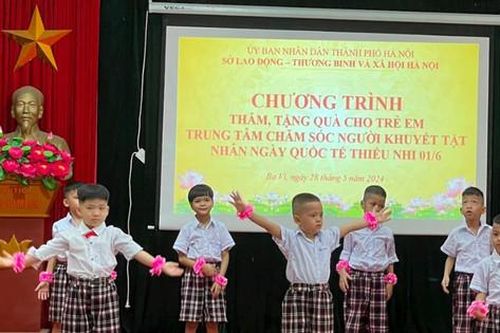 Thăm, tặng quà các cơ sở nuôi dưỡng trẻ em