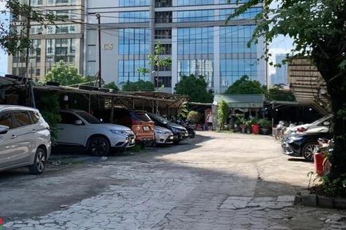 Bãi trông giữ xe không phép mọc lên tràn lan ở Hà Nội, tiềm ẩn nguy cơ cháy nổ mùa nắng nóng