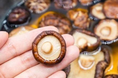 Đừng đổ nước ngâm nấm hương đi vì đây là bí quyết tạo nên hương vị umami cho món ăn mà ít người biết