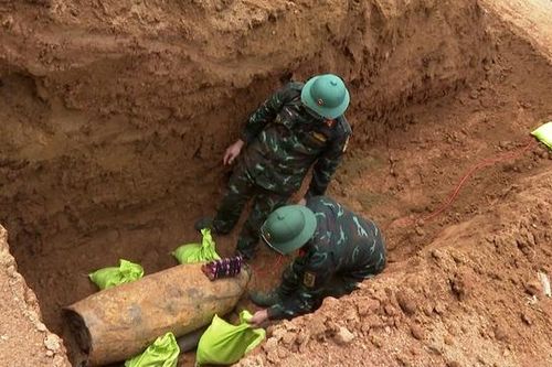 Đào đất tăng gia, phát hiện quả bom 'khủng' trong khuôn viên