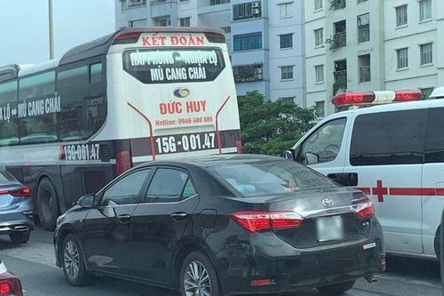 Phẫn nộ xe khách 'cướp' làn dừng khẩn cấp, chặn đầu xe cứu thương trên Vành đai 3