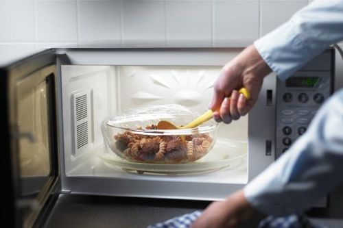 Lò vi sóng dùng lâu ngày có rò rỉ bức xạ?