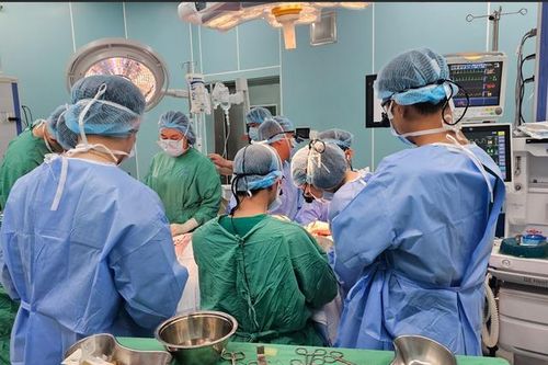 11 giờ phẫu thuật vi phẫu cứu nam thanh niên bị bỏng nặng gây biến dạng cơ thể