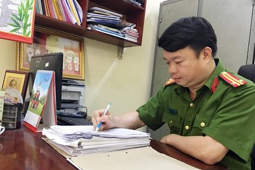 Chủ tịch Hà Nội tặng bằng khen Trung tá Vương Hồng Sâm