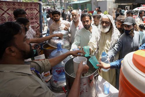 Pakistan nắng nóng 52 độ C, hàng trăm người nhập viện
