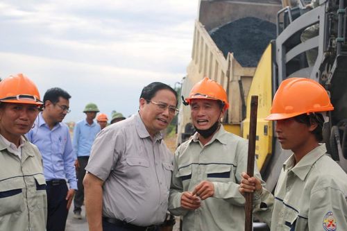 Thủ tướng Phạm Minh Chính động viên sản xuất tại Ninh Bình