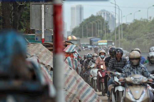Đường gom Đại lộ Thăng Long thi công dự án gây ùn tắc, nguy cơ mất an toàn giao thông