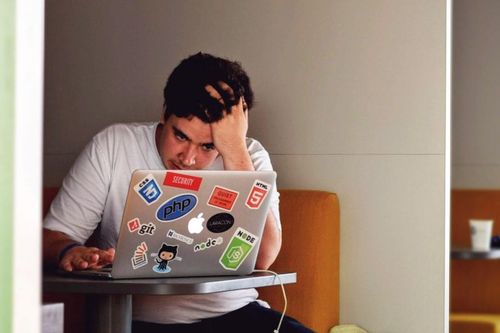 Quấy rối đồng nghiệp bằng tiếng thở dài