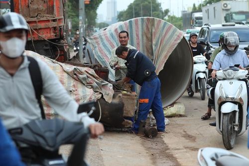 Thi công gây ùn tắc, mất ATGT đường gom Đại lộ Thăng Long