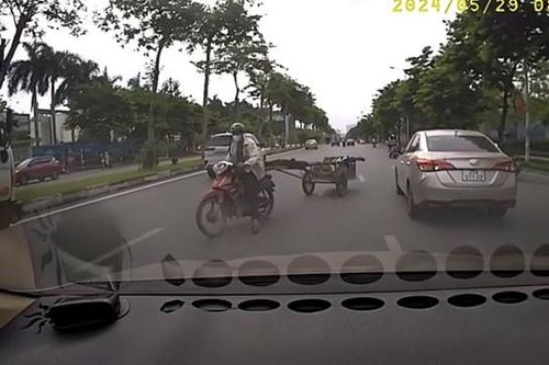 Xe máy tự chế đi ngược chiều bất chấp nguy hiểm