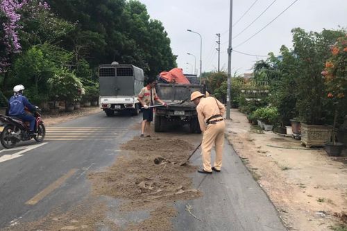 Truy tìm nguyên nhân xuất hiện vết dầu loang dài 3km trên đường