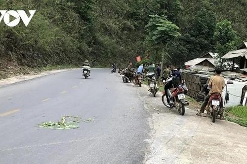 Tai nạn giao thông mới nhất 29/5/2024: tá hỏa khi xe khách lật ngay cửa nhà