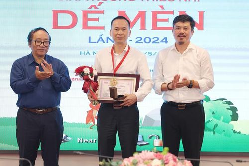 Nhà văn Lý Lan được nhận Giải thưởng 'Hiệp sĩ Dế Mèn'