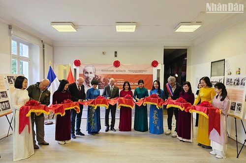 Triển lãm 'Chủ tịch Hồ Chí Minh với nước Pháp'