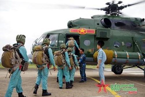 Sư đoàn 372 huấn luyện thực hành nhảy dù năm 2024