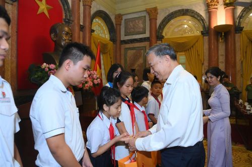 Chủ tịch nước Tô Lâm gặp mặt các thanh, thiếu niên tiêu biểu là con em trong lực lượng Công an nhân dân