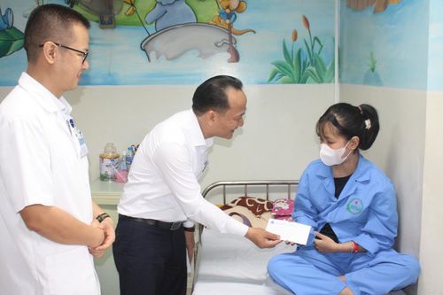 Thường trực Thành ủy Đà Nẵng thăm, tặng quà trẻ em điều trị tại Bệnh viện Ung bướu