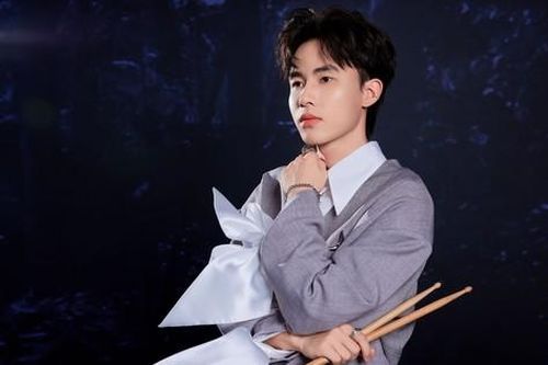 Chủ nhân 'bản hit' đình đám 'Họ yêu ai mất rồi' tung ca khúc về thanh xuân học trò đầy rực rỡ dịp Hè về