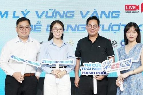 MC Khánh Vy cùng các chuyên gia tư vấn tâm lý cho thí sinh trước kỳ thi