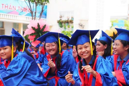 Xúc động lễ tri ân và trưởng thành cho học sinh cuối cấp