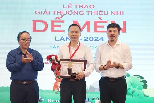 Nhà văn Lý Lan, dịch giả cuốn 'Harry Potter' bản tiếng Việt, được trao giải Hiệp sĩ Dế Mèn