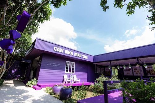 Cận cảnh căn nhà màu tím gây thương nhớ giữa miền Tây