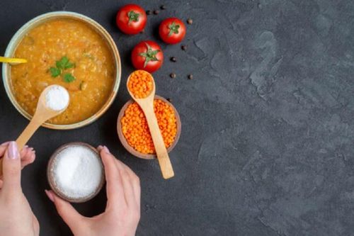 6 dấu hiệu cảnh báo bạn đang ăn quá nhiều muối
